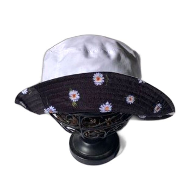 ALICE and OLIVIA Bucket Hat Black White and Yellow Daisies Reversible - Picture 4 of 12